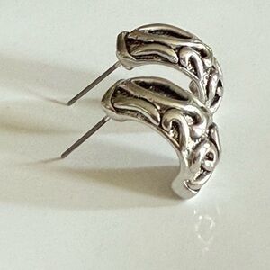 🪙 Cookie Lee Silver Tone Sculpted Earrings